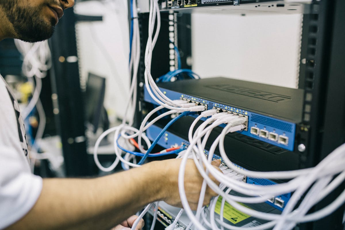 Edge Computing: Descentralização Arquitetural e a Próxima Onda de Processamento em Tempo Real
